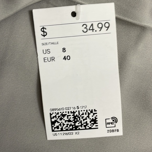 NWT H&M ankle dress pants with elastic waist band and clasp front.  Size 8 - Picture 4 of 7